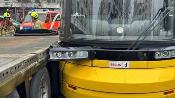 Lkw kollidiert in Friedrichshain mit Tram – Sattelauflieger verkeilt sich