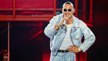 Apache 207 bringt sein Flugzeug zum ersten Konzert in Berlin