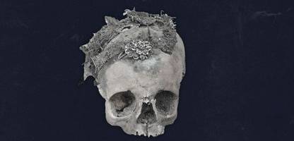 archäologische grabungen in deutschland: skelette mit kopfschmuck zeugen von totenhochzeiten