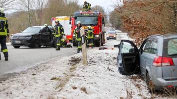 bundesstraße 206 gesperrt: offenbar drei verletzte nach frontal-crash