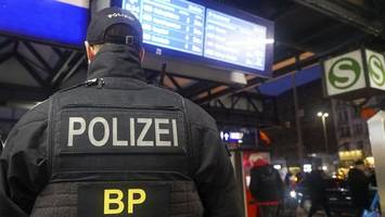 großkontrolle am hauptbahnhof: polizei stellt messer, drogen und pistole sicher