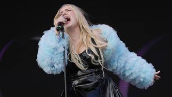 Popstar gibt Mini-Konzert auf Pausenhof: So können sich Schulen bewerben