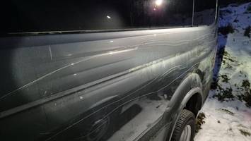 Täter zerkratzt 12 teure Autos beim Händler – über 100.000 Euro Schaden