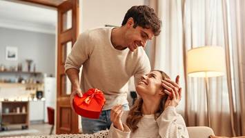 Was Paare am Valentinstag wirklich glücklich macht – Tipps von Paartherapeuten