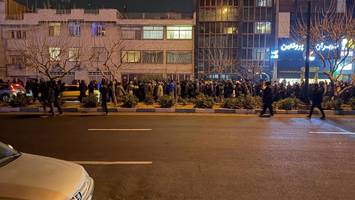 „brachen ihm arm und rippen“: arzt im iran droht nach hilfe auf demo der tod