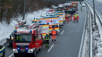 Unfall auf der Autobahn: Acht Menschen verletzt, Sperrung und Stau