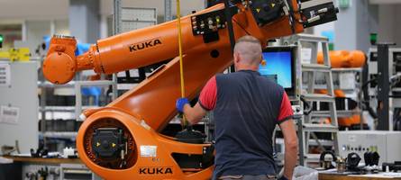 beim roboterbauer kuka konnten knapp 100 arbeitsplätze in augsburg gerettet werden