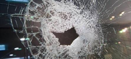 glasscheibe an einer bushaltestelle eingeschlagen