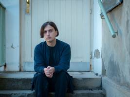 porträt des schriftstellers elias hirschl: 2000 einfälle auf 400 seiten, mindestens