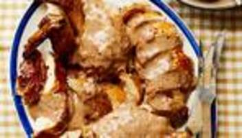 brathühnchen mit weißwein-walnusssoße: in der soße liegt die kraft