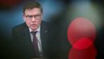 Bundesregierung: Bundesregierung greift viralen Pinguin von Werner Herzog auf