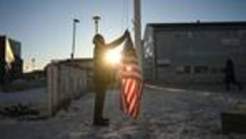 Diplomatische Spannungen: Deutscher Satiriker provoziert in Grönland mit US-Fahne