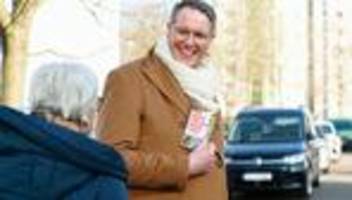 Oasis-Fan: Schweitzer entspannt beim Musikhören und macht Dry-Wahlkampf