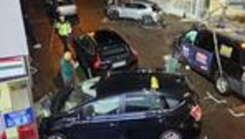 unfall: taxi kracht in pizzeria – fahrer mutmaßlich unter drogen