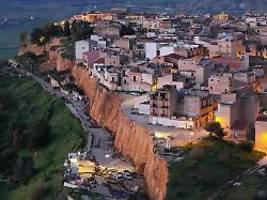 erdrutsch auf sizilien: abgrund wird niscemi weiter verschlingen