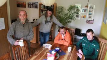 berlins besondere wg für alkoholiker: lutz und die „mauer aus bierflaschen“