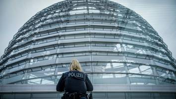Reichstagskuppel in Berlin wegen des Winterwetters geschlossen