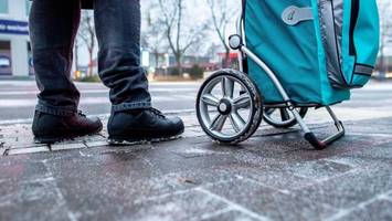 senioren trauen sich wegen glätte nicht raus – caritas appelliert an nachbarn