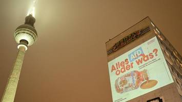 „Alles AfD, oder was“ – Protest gegen Theo Müller am Alexanderplatz