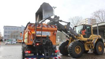„extreme glatteissituation“: berlin gibt streusalz nun doch auf gehwegen frei