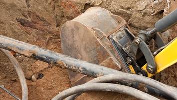 Baggerfahrer macht einen Fehler – und ein ganzer Ort freut sich