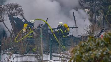 feuer in hamburger kleingartenverein: feuerwehr findet menschliche leiche