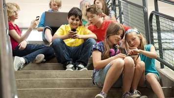 nur für kinder ohne smartphone: gymnasium will besondere klasse einführen