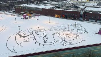 elbe einkaufszentrum: riesiger schnee-drache auf parkdeck sorgt für erstaunen