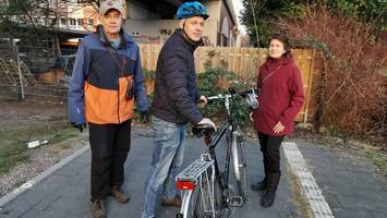 hier steht ein bretterzaun mitten auf dem radweg – anwohner genervt von umwegen