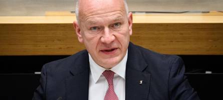 Berlins Bürgermeister Kai Wegner ruft nach Streusalz und das Netz lacht