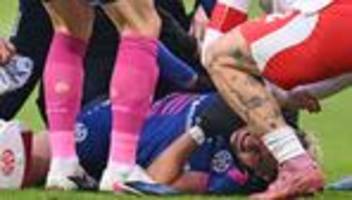 Fußball-Bundesliga: Nimmt es gefasst auf: Mainzer Bangen um Hollerbach