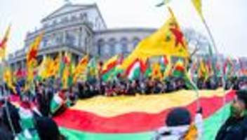 Großdemonstration: Tausende setzen Zeichen gegen Gewalt in Nordsyrien