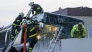 Unfall mit Linienbus: Bus kracht gegen Mauer – 13-jähriges Mädchen stirbt