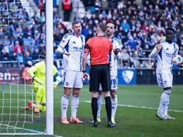 dzekos hand und bittere pleite: schalke 04 patzt sich gegen bochum immer tiefer in die krise