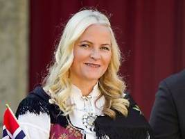 Es ist einfach peinlich: Norwegens Kronprinzessin Mette-Marit taucht über tausend Mal in Epstein-Akten auf