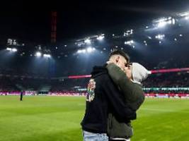 Möchte mich nicht verstecken: Schiedsrichter überrascht Freund mit Heiratsantrag im Stadion