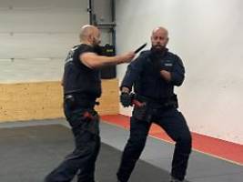 training unter echtbedingungen: so wehrt sich die polizei bei messerangriffen