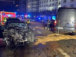 trümmerfeld in hamburg: schwerer unfall nach verfolgungsjagd - mann tot