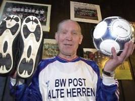 vom schlappen gerutscht: als ein 80-jähriger das tor des jahres schoss