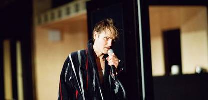 Fabian Hinrichs in der Volksbühne Berlin: »Irgendetwas ist passiert« als Soloshow