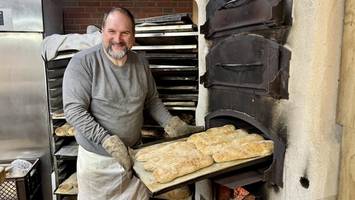 ex-backriese wird dorfbäcker: er zaubert leckere brote wie im mittelalter