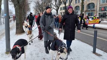guido maria kretschmer und ehemann beim stillen protestmarsch an der alster