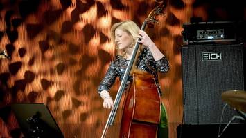 heimspiel in hamburg: elbphilharmonie-publikum feiert lisa wulff