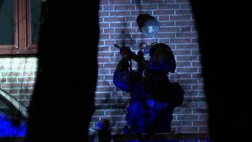 sek und staatsschutz stürmen wohnhaus in tonndorf und setzen mann fest