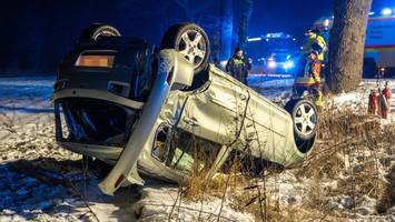 Schneeverwehungen: Pkw mit Mutter und Tochter landet auf dem Dach