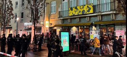 Bilder der Razzia in Augsburg: Polizei durchsucht den City Club