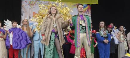 fasching vor dem augsburger rathaus: prinzenpaare fiebern auftritten entgegen