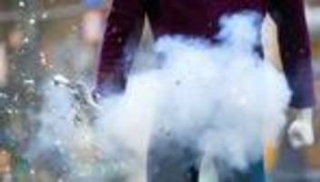 notfälle: einen monat nach silvester: 15-jähriger von böller verletzt