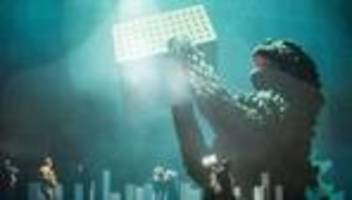 staatsoper: uraufführung von monster's paradise in hamburg