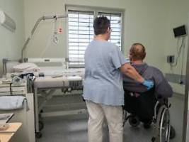 alte insassen: gefängnisse brauchen zunehmend pflegestationen